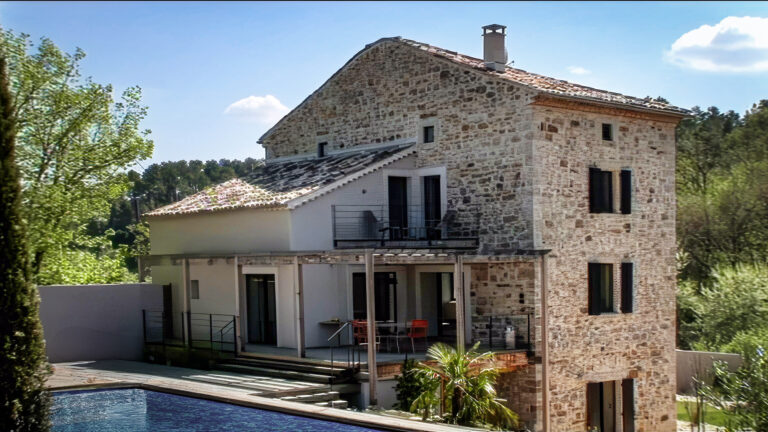 Mas provençal réhabilité par DONY-Architectes